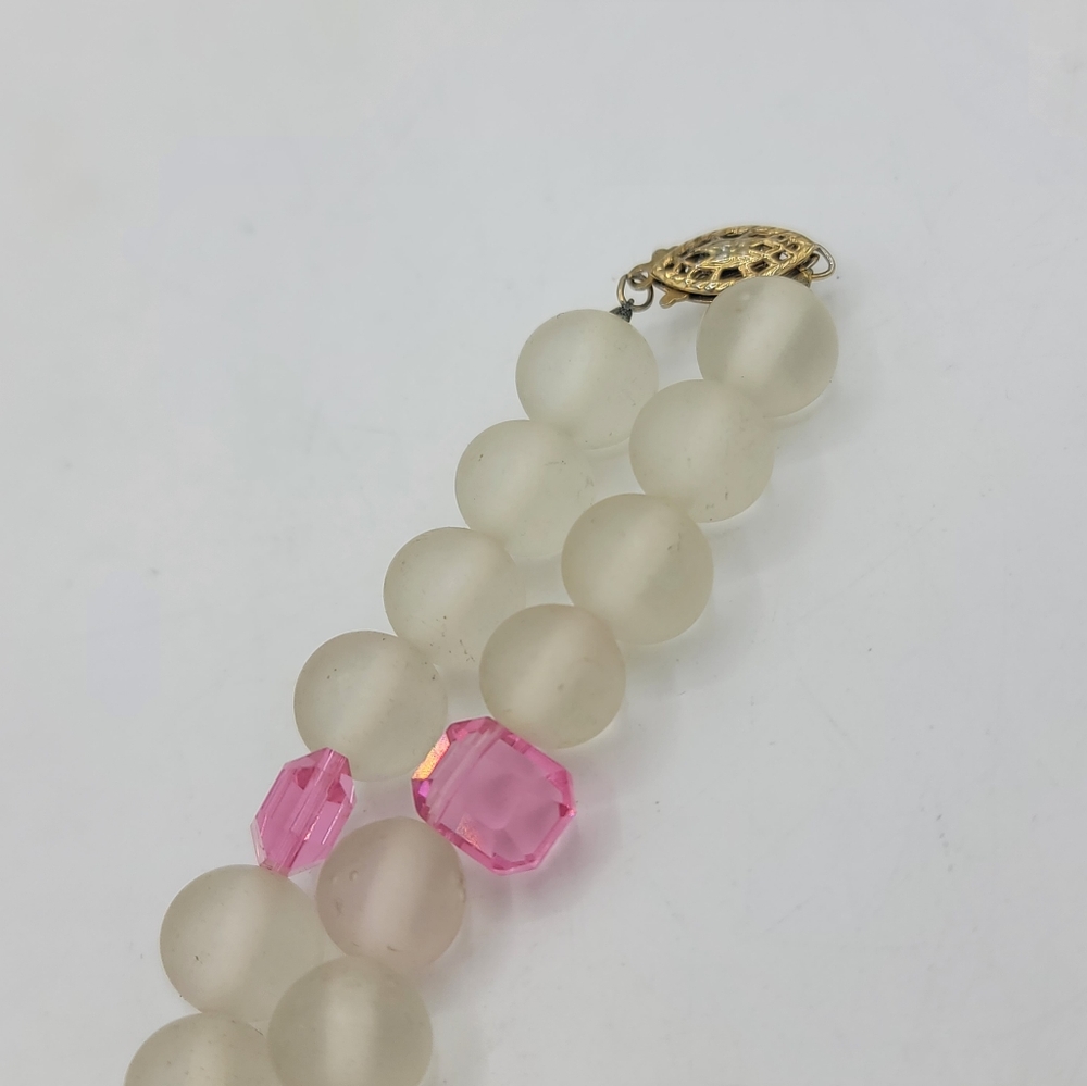 Frosted glass beaded necklace w/ pink faceted accents, brass spacers 80s Vintage - Picture 4 of 13